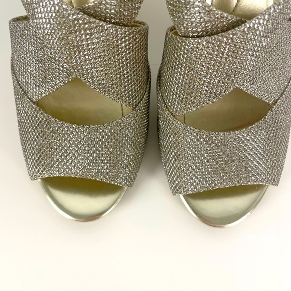 Bandolino Malorie Wishbone Sandal in Gold Size 6.5 - Picture 9 of 9